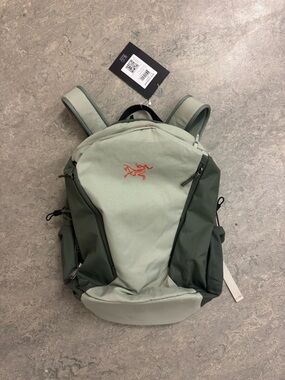 Arc'teryx Mantis 26L Two-Tone Green Daypack Backpack New with Tags
